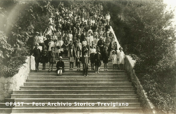 Vittorio Veneto, foto di gruppo sulla  scalinata del santuario di S. Augusta